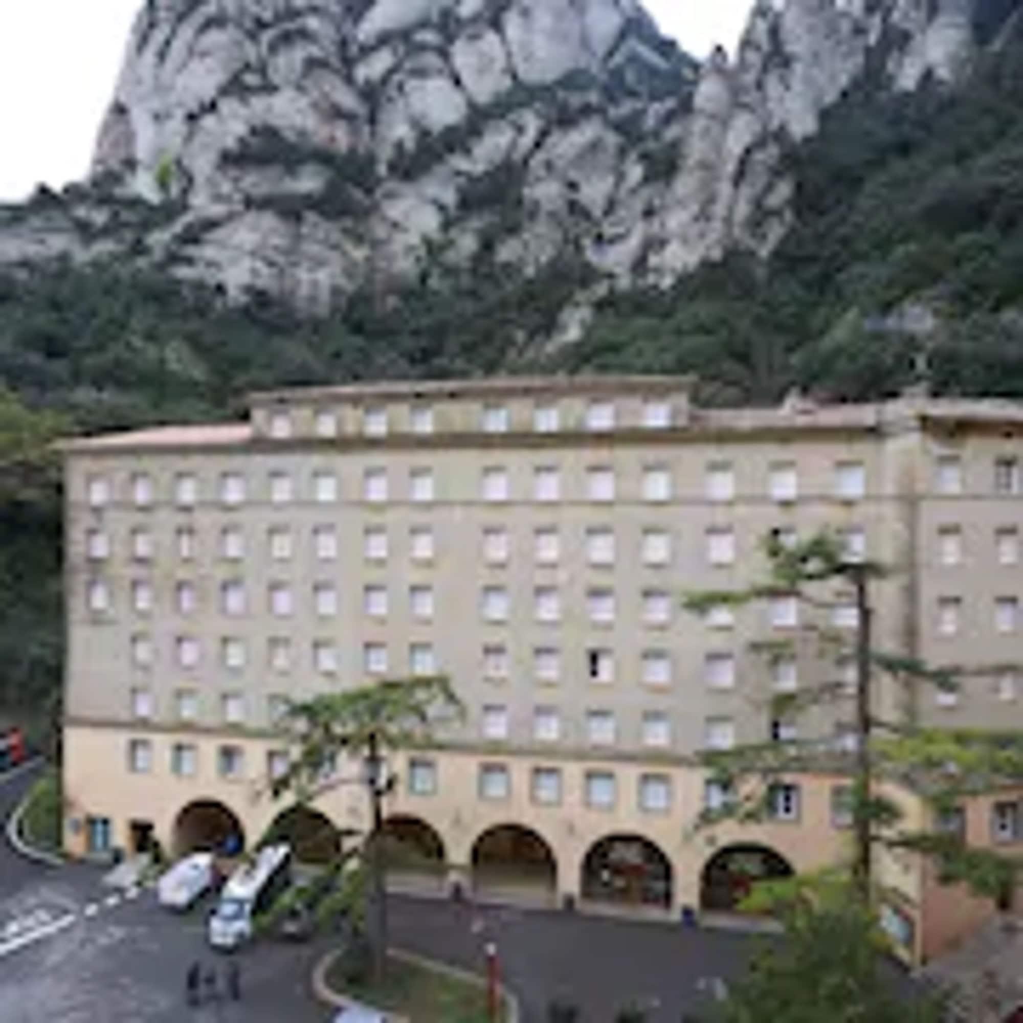 Apartamentos Montserrat Abat Marcet Exterior photo