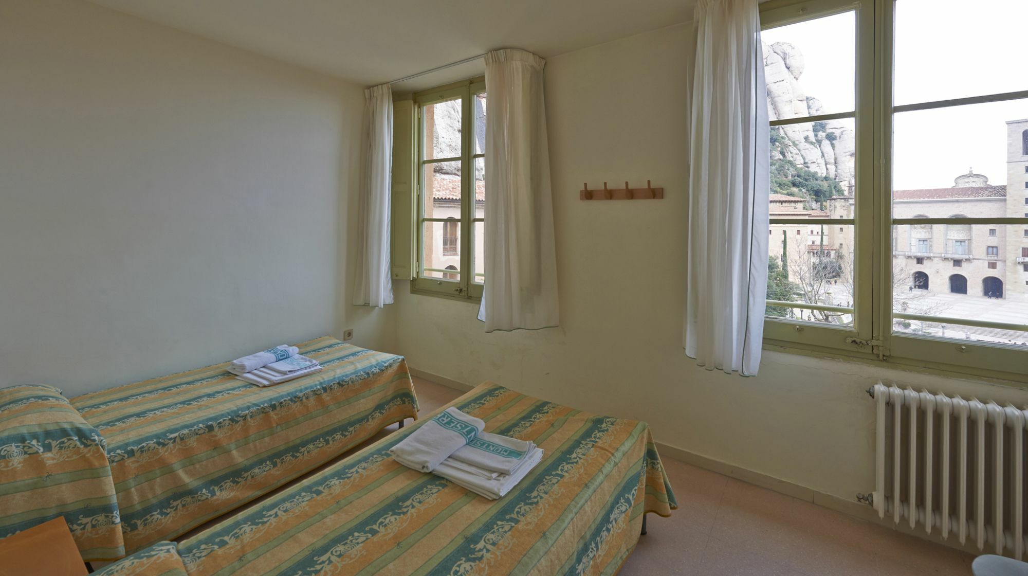 Apartamentos Montserrat Abat Marcet Exterior photo